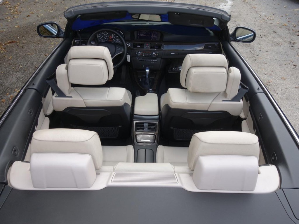 BMW 3 Series Vehicle Full-screen Gallery Image 08