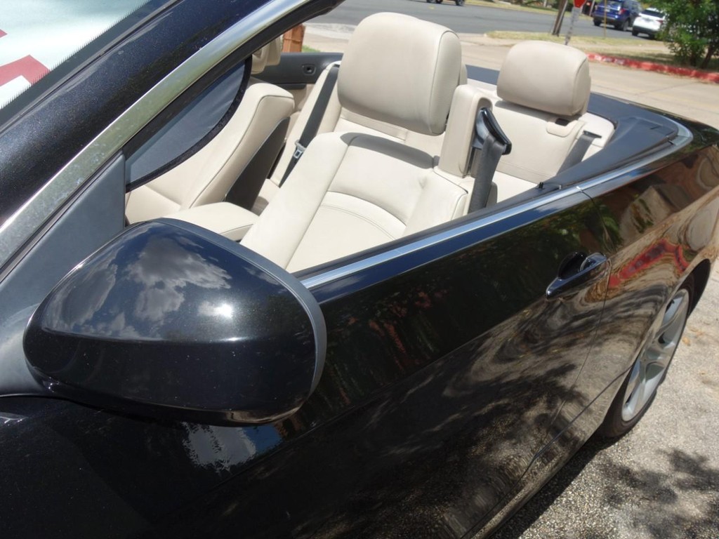 BMW 3 Series Vehicle Full-screen Gallery Image 12