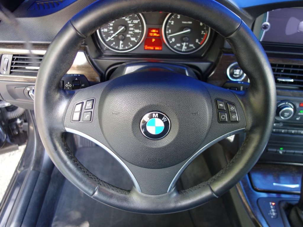 BMW 3 Series Vehicle Full-screen Gallery Image 14