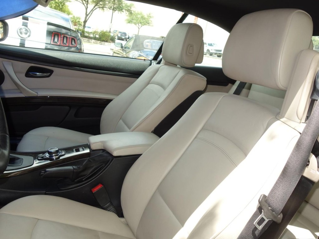 BMW 3 Series Vehicle Full-screen Gallery Image 16