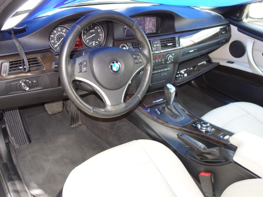 BMW 3 Series Vehicle Full-screen Gallery Image 17