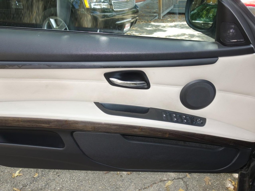 BMW 3 Series Vehicle Full-screen Gallery Image 18