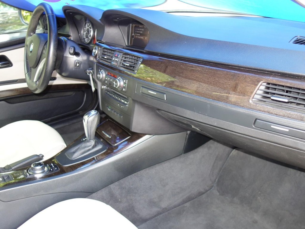 BMW 3 Series Vehicle Full-screen Gallery Image 20