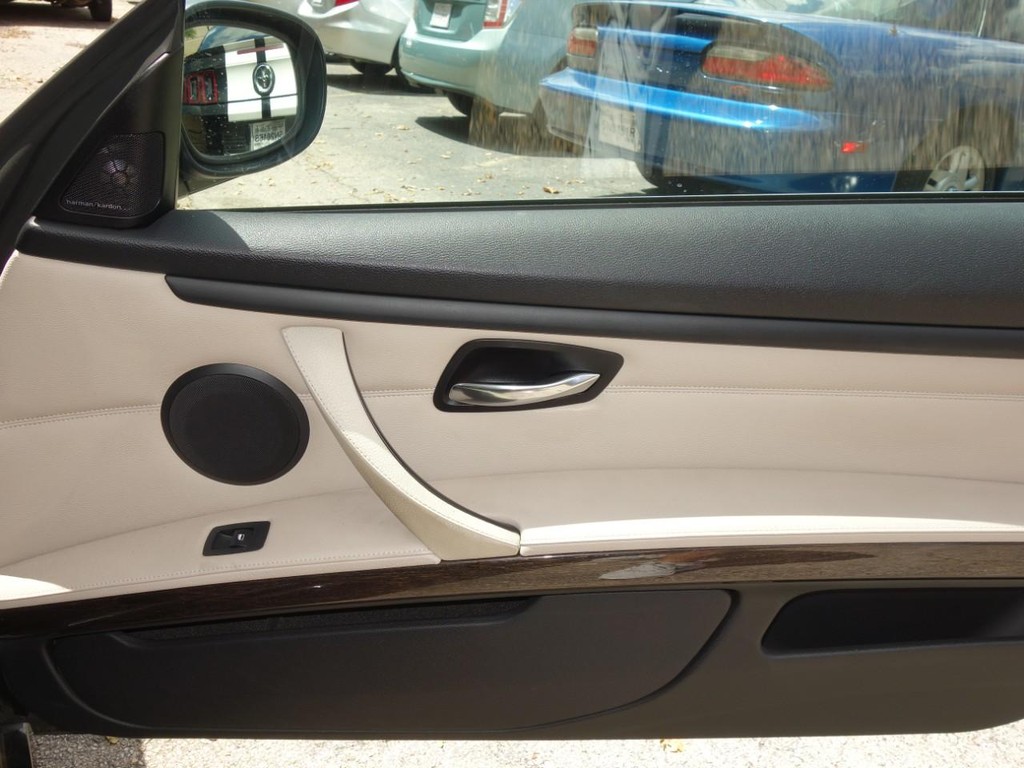 BMW 3 Series Vehicle Full-screen Gallery Image 22