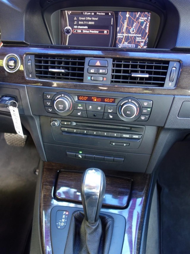 BMW 3 Series Vehicle Full-screen Gallery Image 15