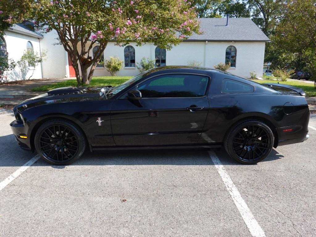 2013 Ford Mustang V6 Premium photo 2