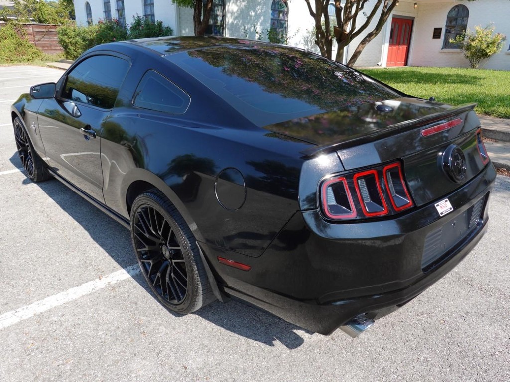 2013 Ford Mustang V6 Premium photo 3