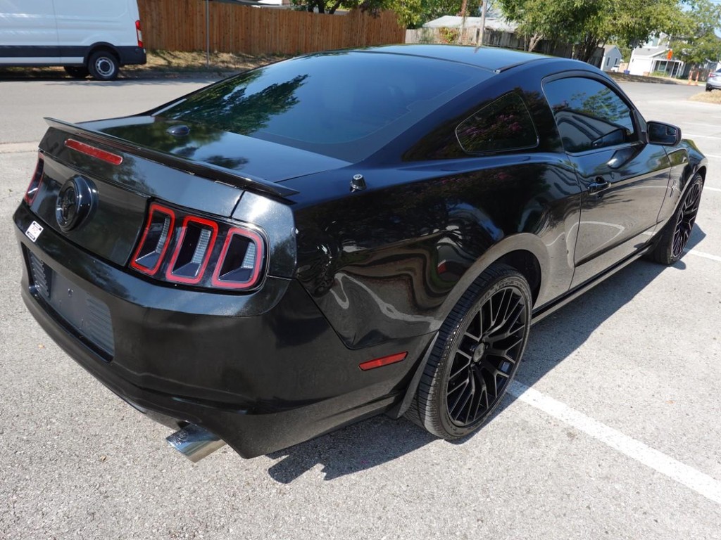 2013 Ford Mustang V6 Premium photo 5