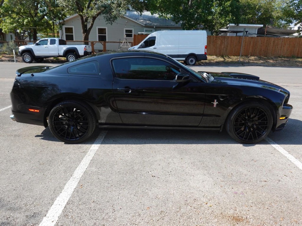 2013 Ford Mustang V6 Premium photo 6