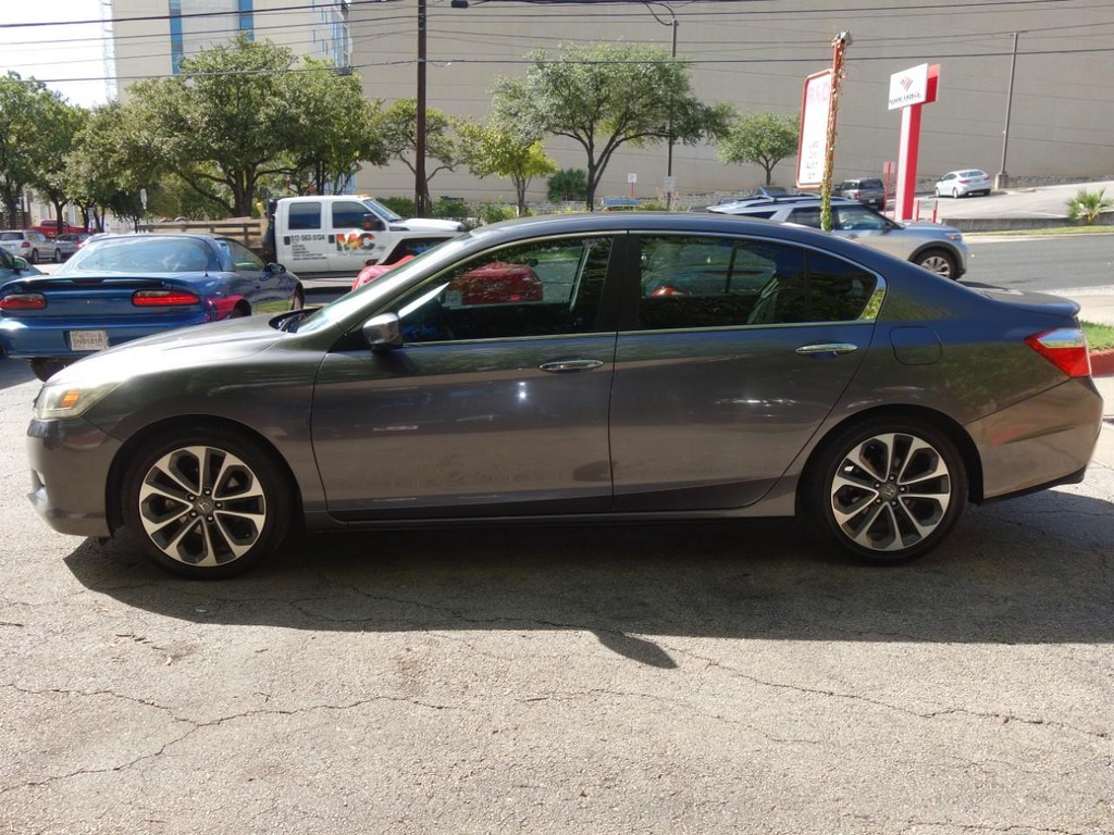 Honda Accord Sedan Vehicle Full-screen Gallery Image 04