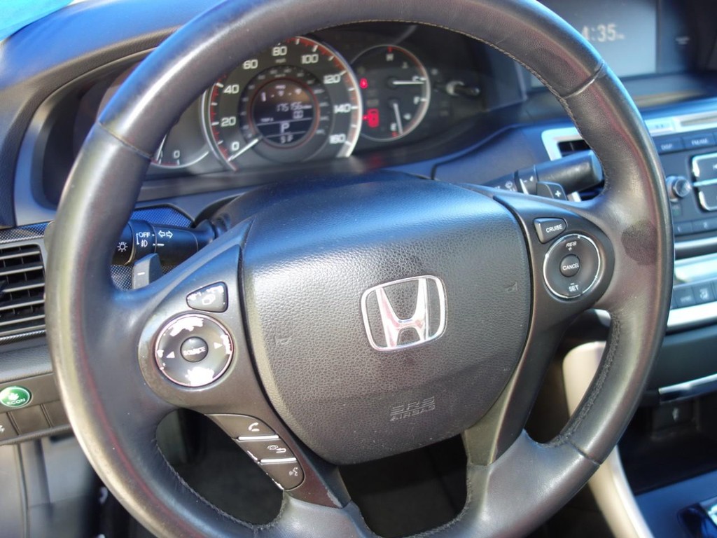 Honda Accord Sedan Vehicle Full-screen Gallery Image 11