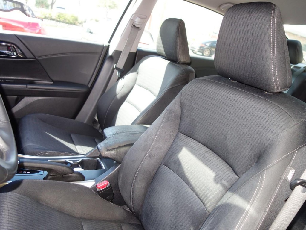 Honda Accord Sedan Vehicle Full-screen Gallery Image 14