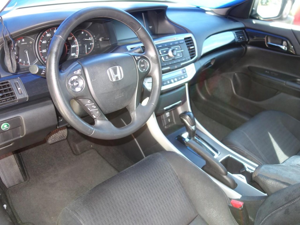 Honda Accord Sedan Vehicle Full-screen Gallery Image 15