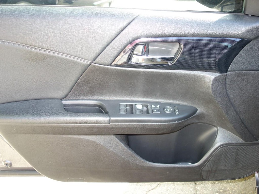 Honda Accord Sedan Vehicle Full-screen Gallery Image 16