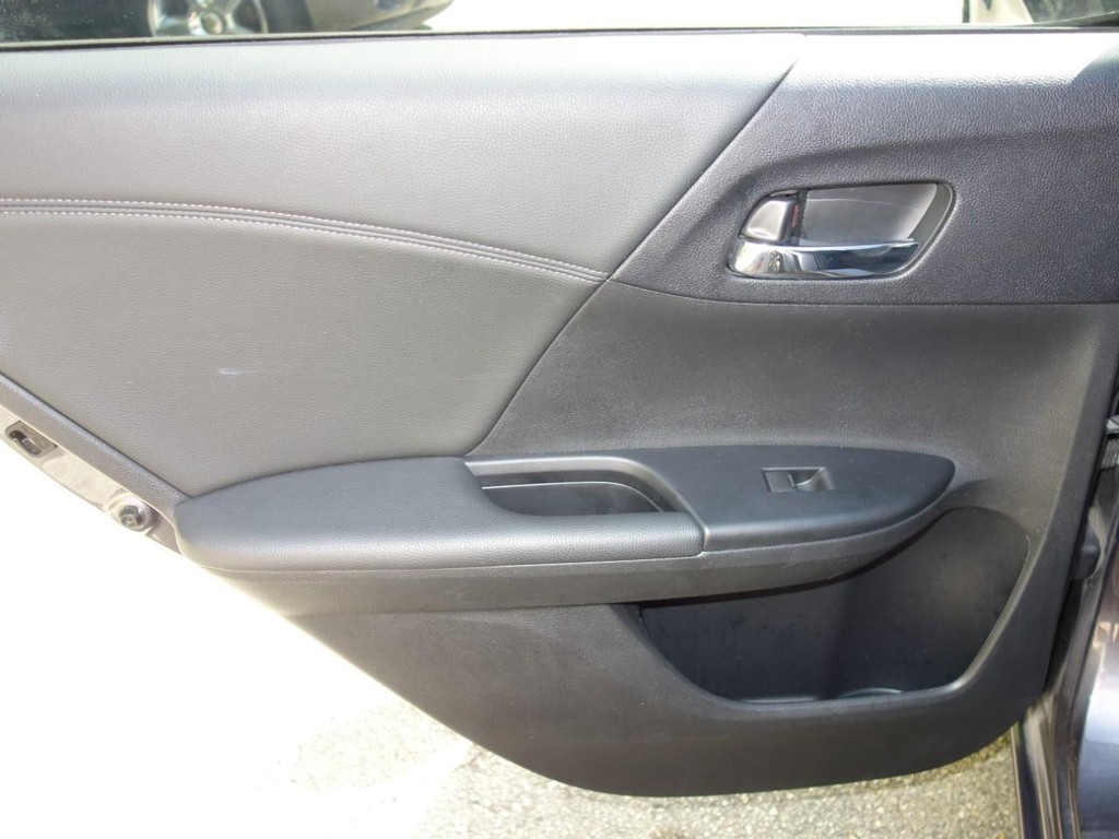 Honda Accord Sedan Vehicle Full-screen Gallery Image 18