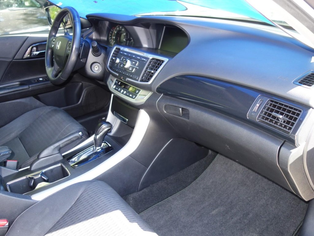 Honda Accord Sedan Vehicle Full-screen Gallery Image 19