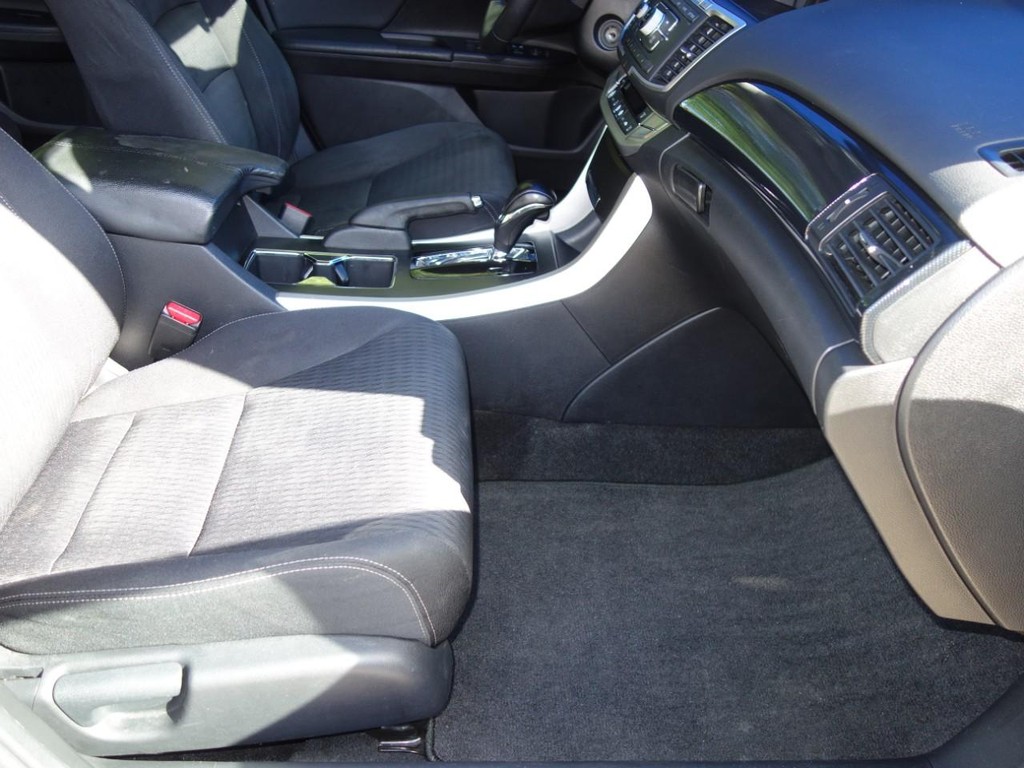 Honda Accord Sedan Vehicle Full-screen Gallery Image 20