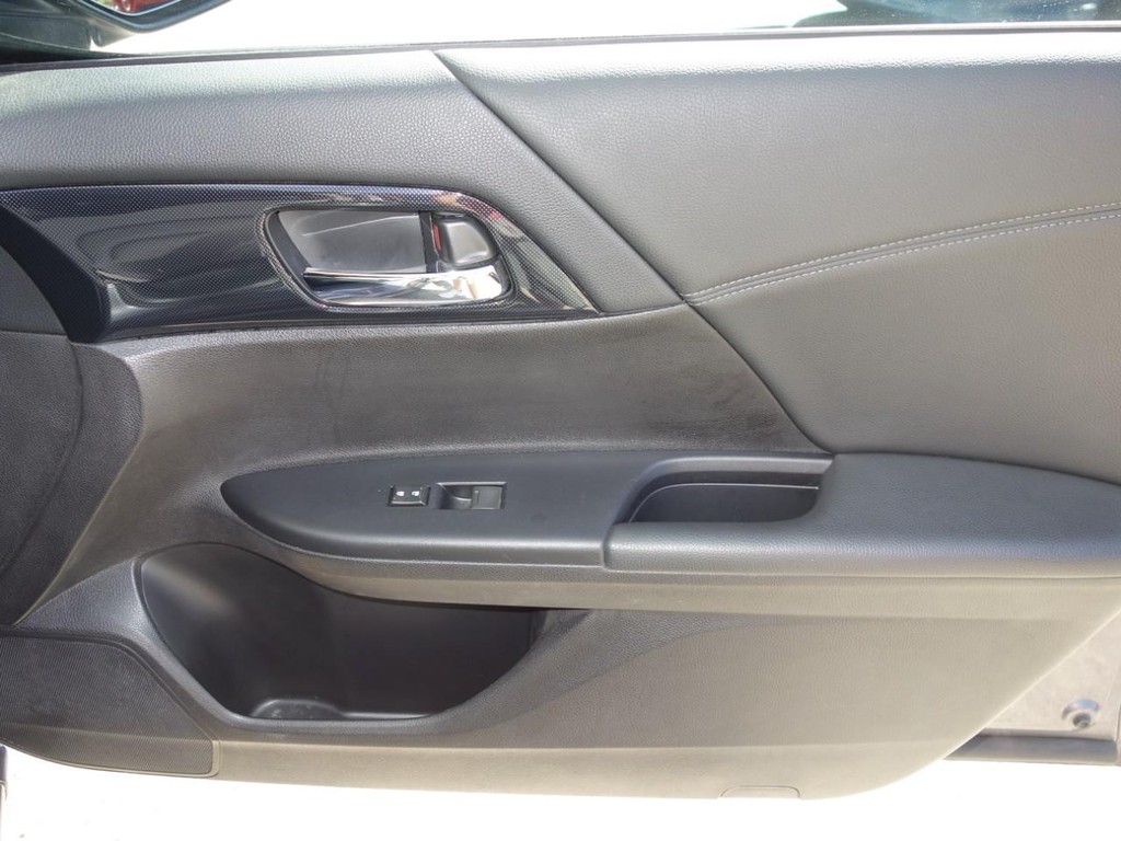 Honda Accord Sedan Vehicle Full-screen Gallery Image 21