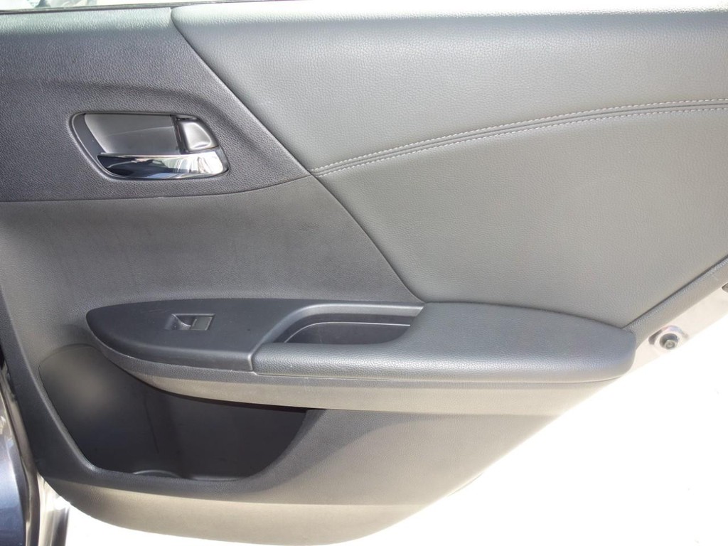 Honda Accord Sedan Vehicle Full-screen Gallery Image 23