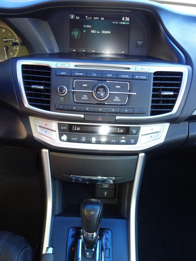 Honda Accord Sedan Vehicle Full-screen Gallery Image 12