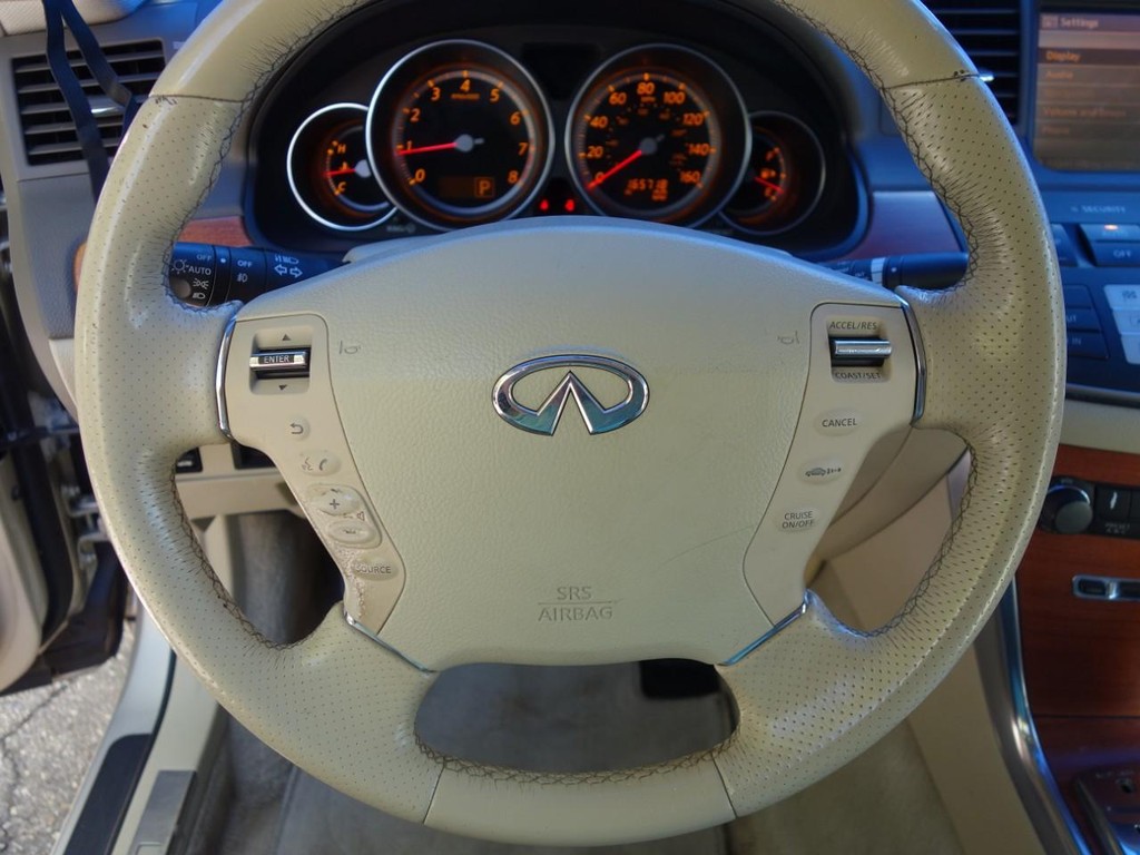 INFINITI M35 Vehicle Full-screen Gallery Image 12
