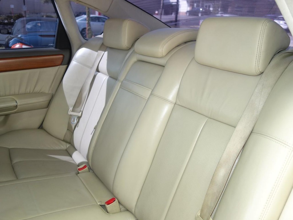 INFINITI M35 Vehicle Full-screen Gallery Image 19