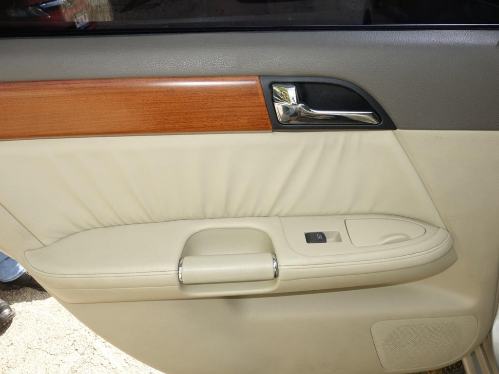 INFINITI M35 Vehicle Full-screen Gallery Image 21