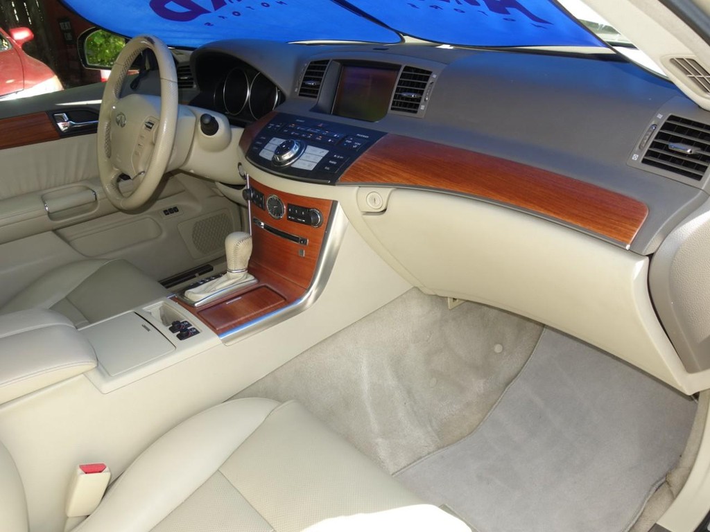 INFINITI M35 Vehicle Full-screen Gallery Image 22