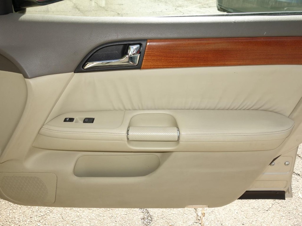 INFINITI M35 Vehicle Full-screen Gallery Image 24