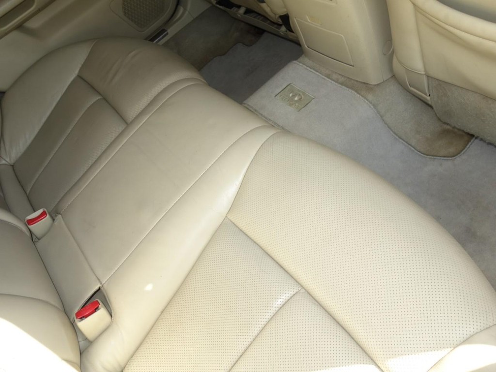 INFINITI M35 Vehicle Full-screen Gallery Image 25