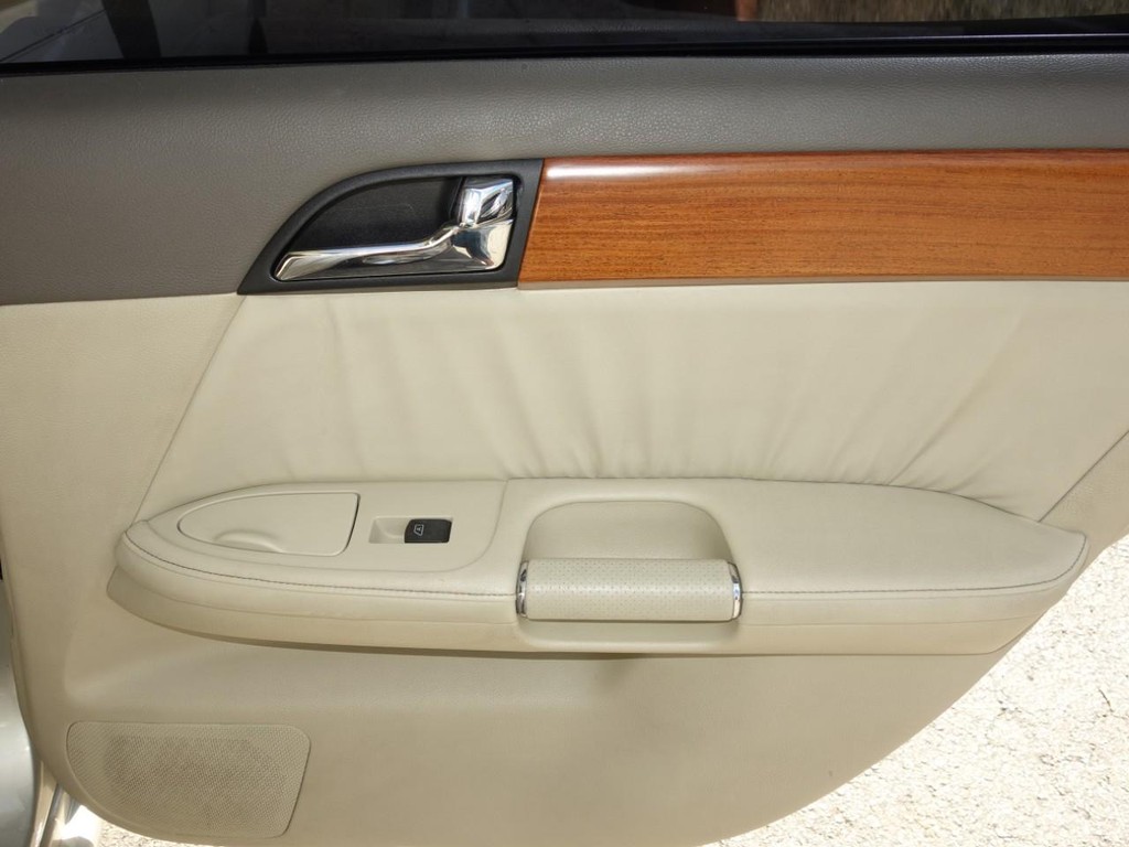 INFINITI M35 Vehicle Full-screen Gallery Image 26