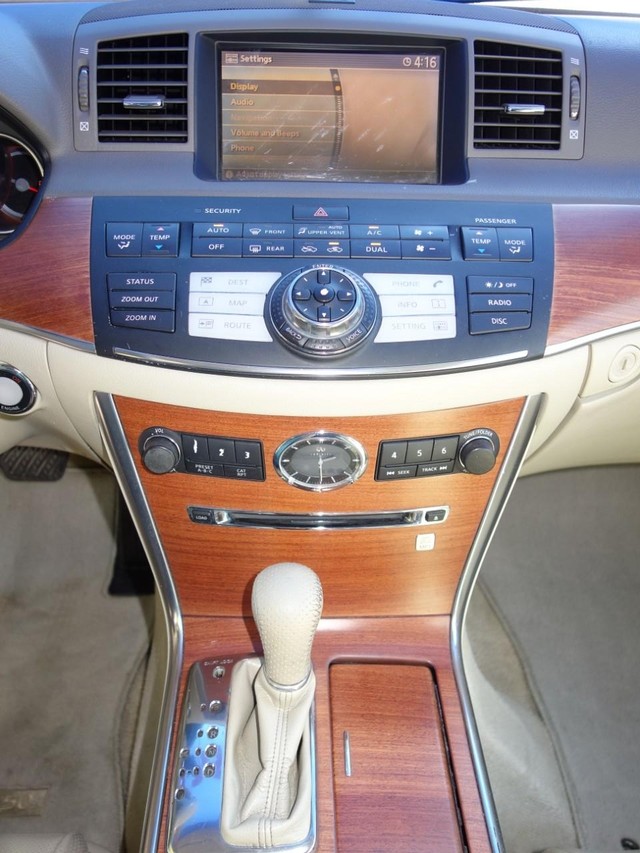 INFINITI M35 Vehicle Full-screen Gallery Image 12