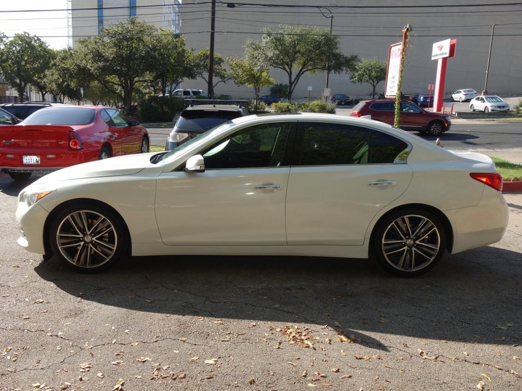 INFINITI Q50 Vehicle Full-screen Gallery Image 04