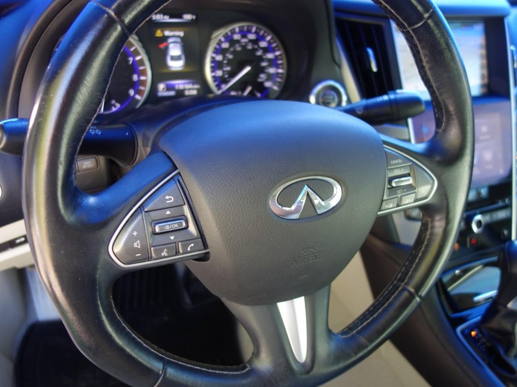 INFINITI Q50 Vehicle Full-screen Gallery Image 12