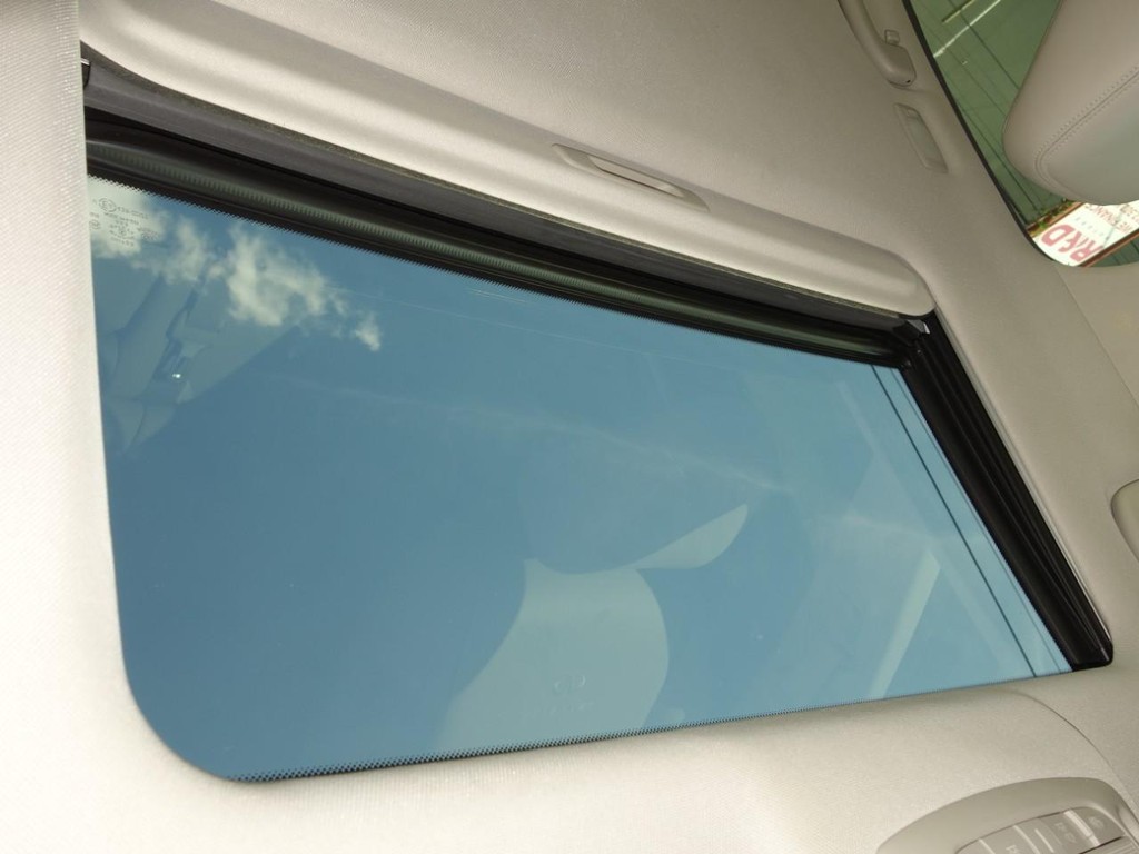 INFINITI Q50 Vehicle Full-screen Gallery Image 15