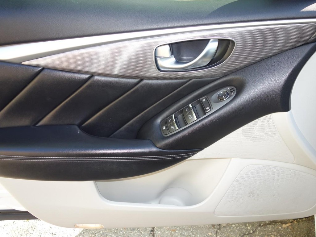 INFINITI Q50 Vehicle Full-screen Gallery Image 17