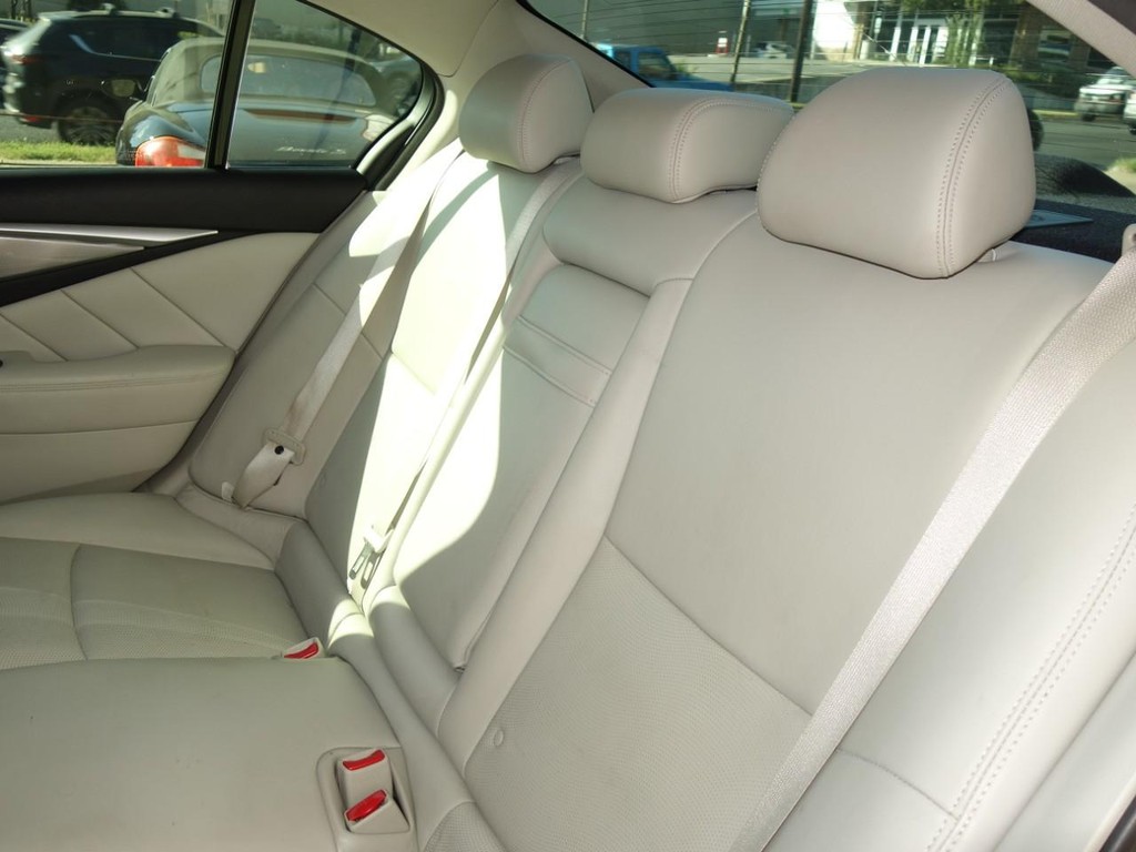 INFINITI Q50 Vehicle Full-screen Gallery Image 18