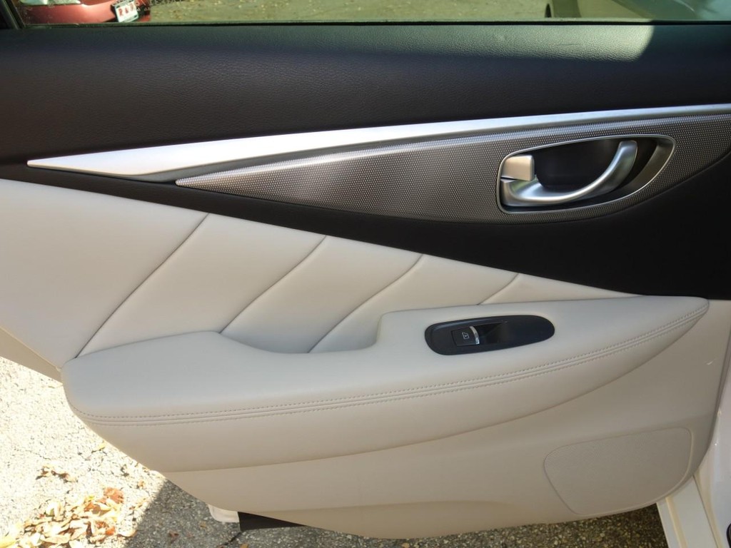 INFINITI Q50 Vehicle Full-screen Gallery Image 20