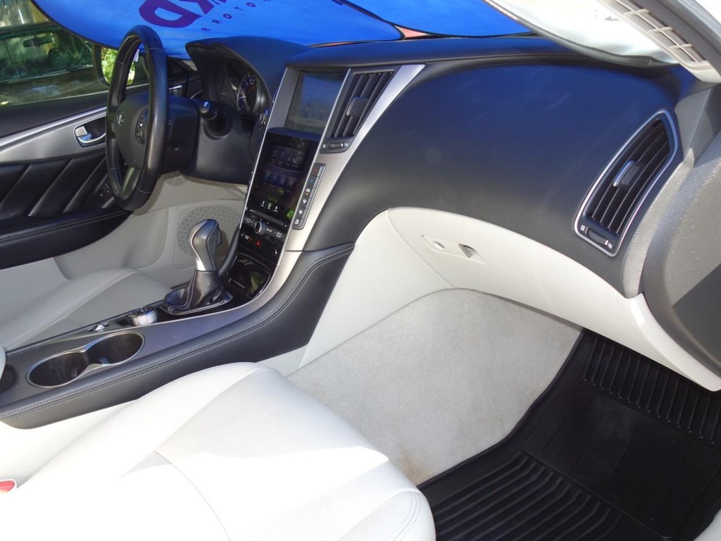 INFINITI Q50 Vehicle Full-screen Gallery Image 21