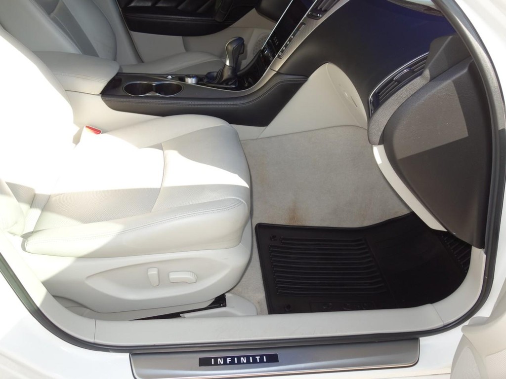 INFINITI Q50 Vehicle Full-screen Gallery Image 22