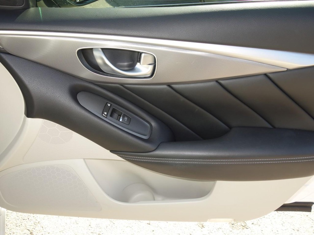 INFINITI Q50 Vehicle Full-screen Gallery Image 23