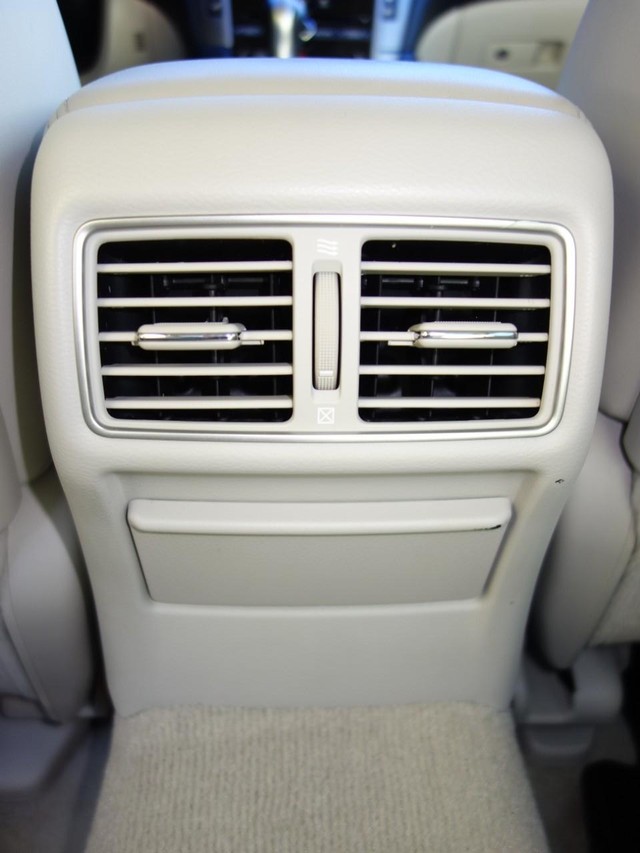 INFINITI Q50 Vehicle Full-screen Gallery Image 19