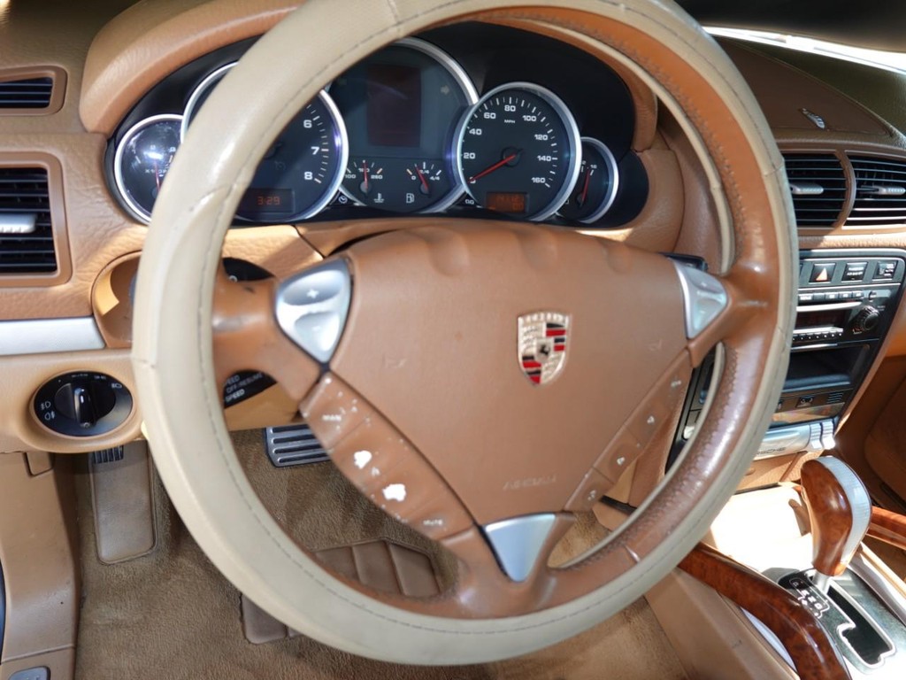 Porsche Cayenne Vehicle Full-screen Gallery Image 13