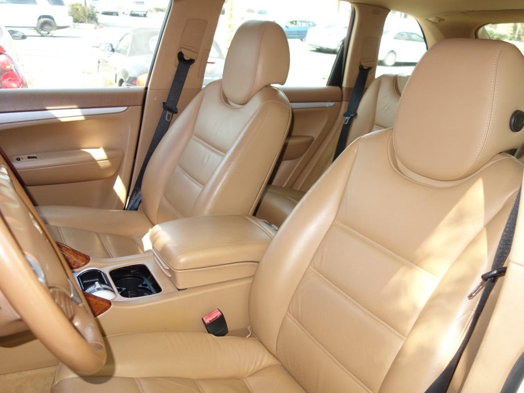 Porsche Cayenne Vehicle Full-screen Gallery Image 15