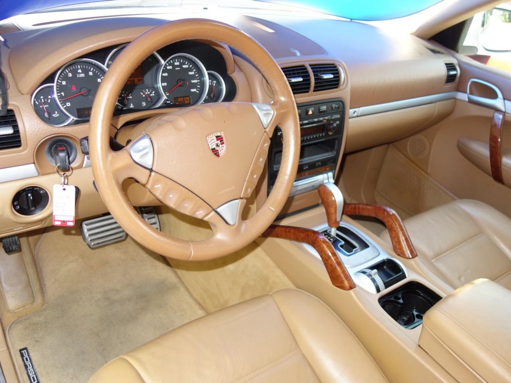 Porsche Cayenne Vehicle Full-screen Gallery Image 16