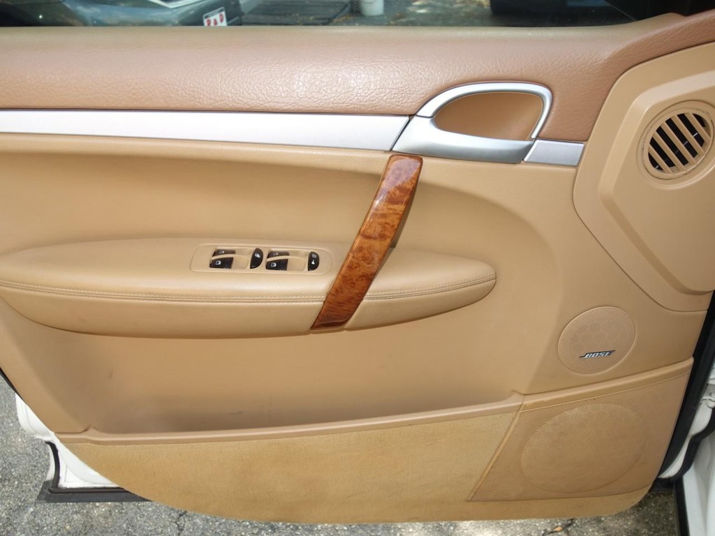 Porsche Cayenne Vehicle Full-screen Gallery Image 17