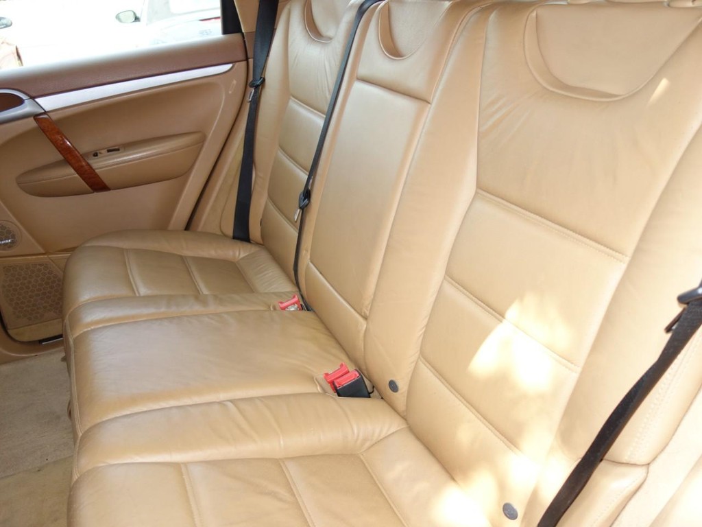 Porsche Cayenne Vehicle Full-screen Gallery Image 18