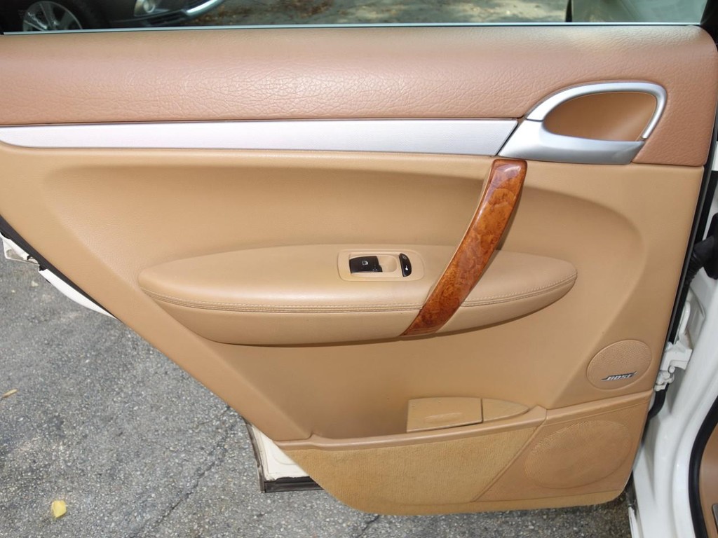 Porsche Cayenne Vehicle Full-screen Gallery Image 20