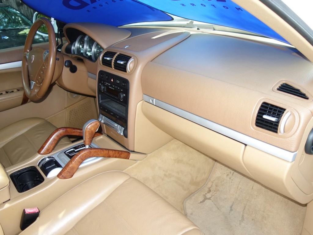 Porsche Cayenne Vehicle Full-screen Gallery Image 21