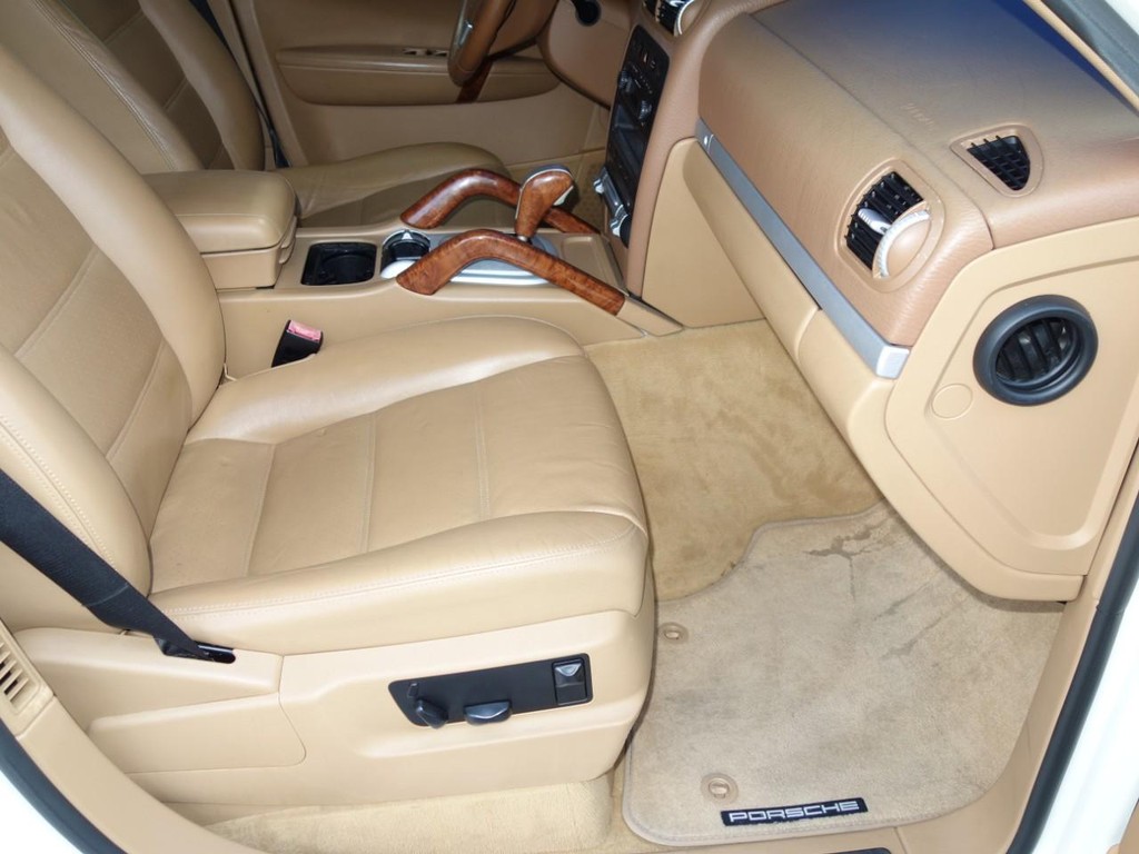 Porsche Cayenne Vehicle Full-screen Gallery Image 22